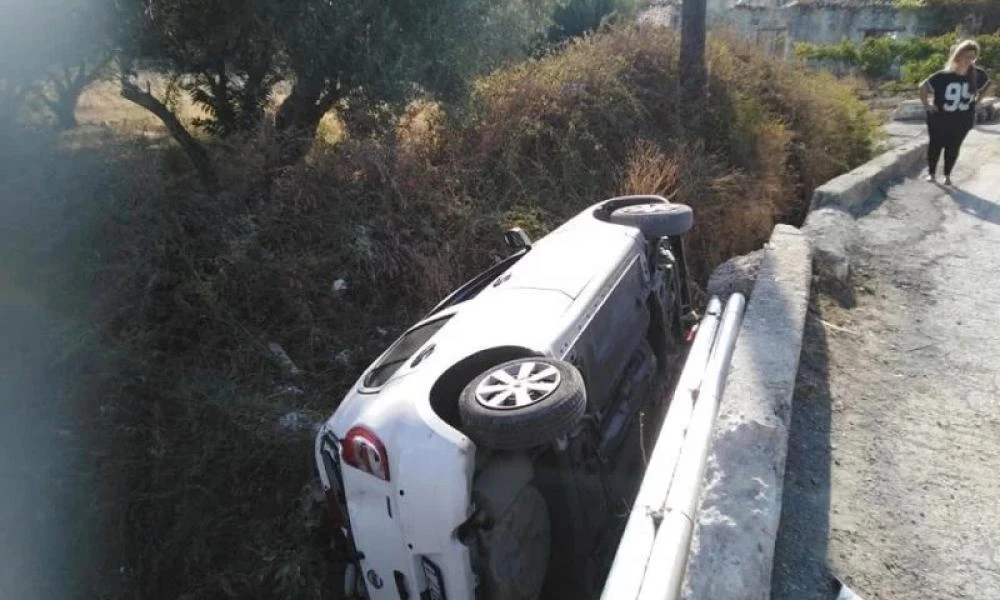Ηράκλειο: Αυτοκίνητο έπεσε μέσα σε ρέμα – Σώθηκε ο οδηγός